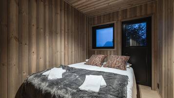 4 bedrooms, WiFi (free), bed sheets