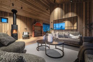 Una televisión, una chimenea