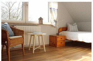 3 bedrooms, travel cot, free WiFi, bed sheets - at the Kardel holiday farm (Osterhever)