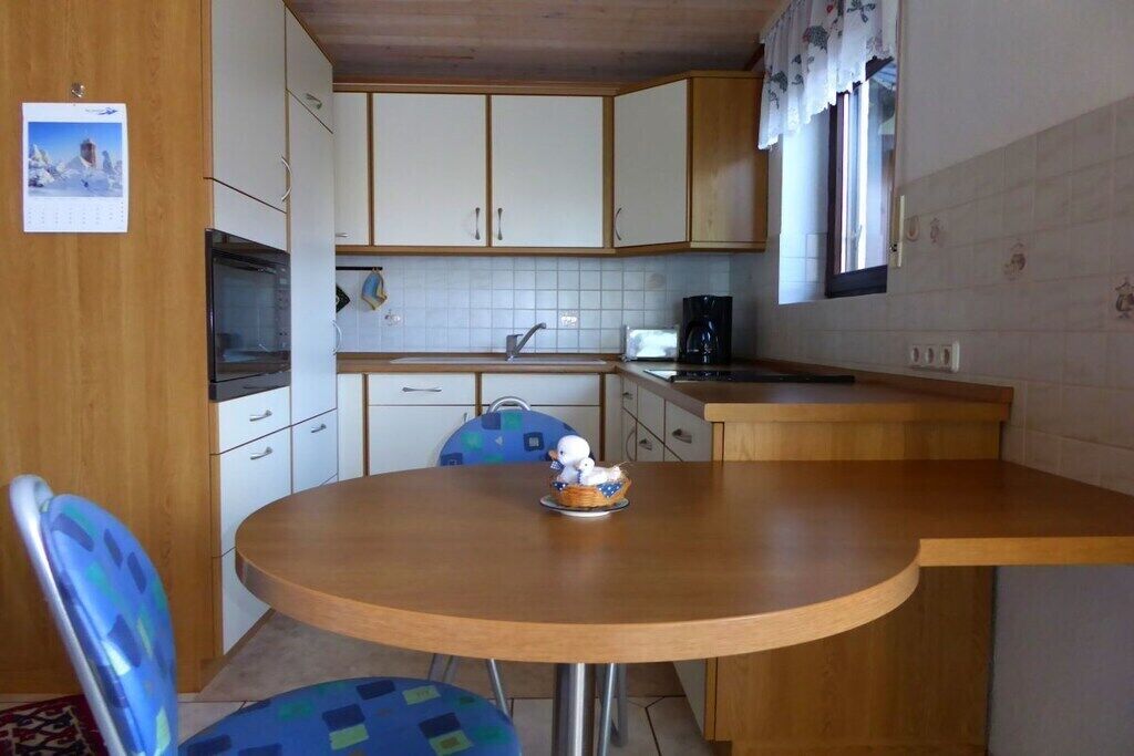 Kühlschrank, Mikrowelle, Herdplatte, Wasserkocher mit Kaffee-/Teezubehör
