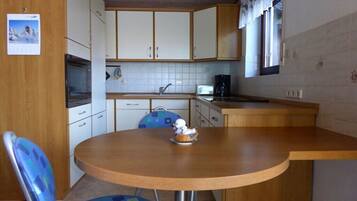 Kühlschrank, Mikrowelle, Herdplatte, Wasserkocher mit Kaffee-/Teezubehör
