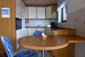 Kühlschrank, Mikrowelle, Herdplatte, Wasserkocher mit Kaffee-/Teezubehör