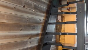 A wooden wall with a metal staircase leading to a lower level. - Modern apartment in Glomsrud Golsfjellet west (Gol)