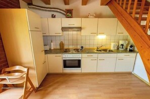 Wasserkocher mit Kaffee-/Teezubehör, Kühlschrank, Ofen, Herdplatte
