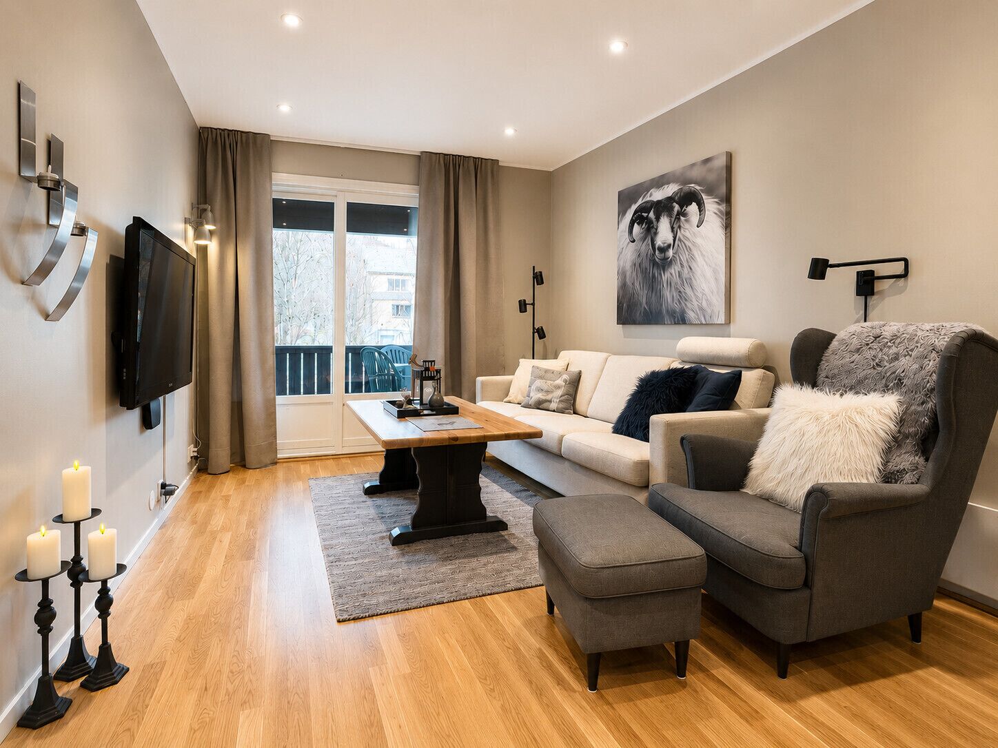 Un salon moderne avec un canapé, un fauteuil et une table basse.