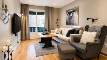 Un salon moderne avec un canapé, un fauteuil et une table basse.