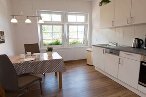 Wasserkocher mit Kaffee-/Teezubehör, Kühlschrank, Mikrowelle, Ofen