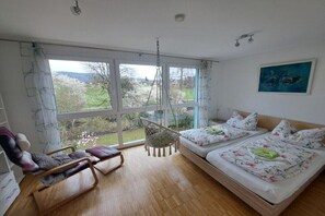 4 Schlafzimmer, Schreibtisch, Bügeleisen/Bügelbrett, Reisekinderbett