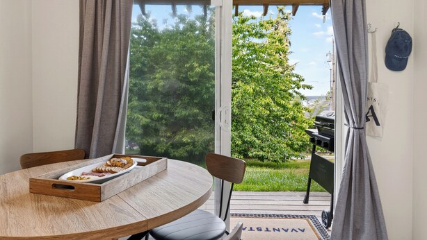 Un espace repas comprenant une table, des chaises et un plateau de nourriture.