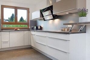 Wasserkocher mit Kaffee-/Teezubehör, Kühlschrank, Mikrowelle, Ofen