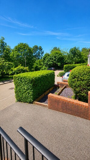 Property grounds - Comfortable 4BR House -Families, Groups & Business (Bradwell Common)