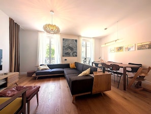 Living area - Vrbo Property (Paris)