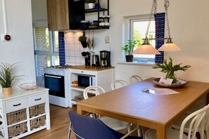 Fridge, oven, stovetop - Holiday home with 2 bedrooms (Vrouwenpolder)