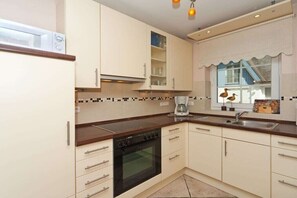 Wasserkocher mit Kaffee-/Teezubehör, Kühlschrank, Mikrowelle, Ofen