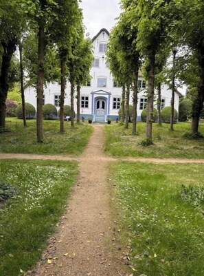Property grounds - Vacation Rental 08 – Hochdorf Garden Haubarg (Tating)