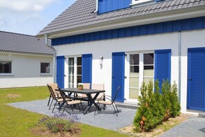 Outdoor dining - Holiday home in Altefähr with swimming pool (Altefähr)