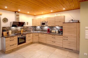 Coffee/tea maker, fridge, microwave, oven - Holiday home in Altefähr with swimming pool (Altefähr)