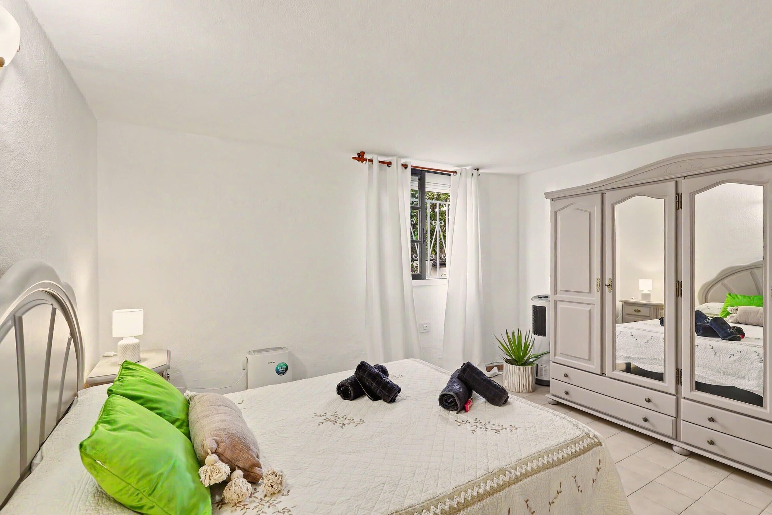 Iron/ironing board, WiFi, bed sheets