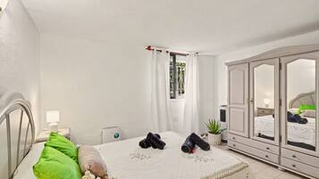 Iron/ironing board, WiFi, bed sheets
