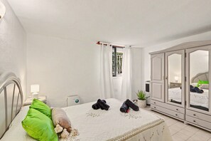 Planxa i posts de planxar, wifi i roba de llit 