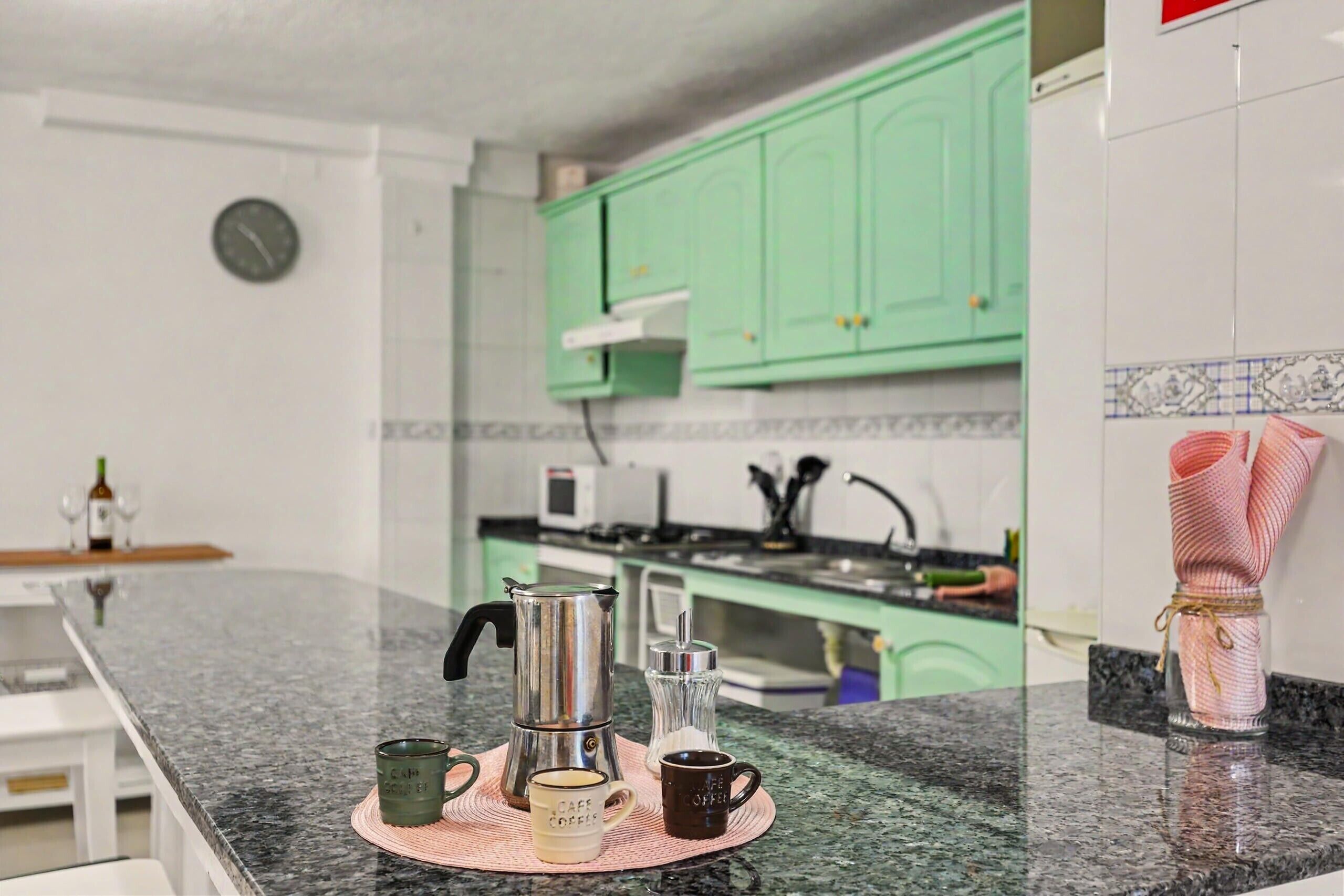 Wasserkocher mit Kaffee-/Teezubehör, Kühlschrank, Mikrowelle, Ofen