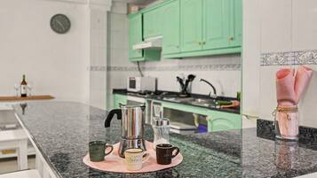 Wasserkocher mit Kaffee-/Teezubehör, Kühlschrank, Mikrowelle, Ofen