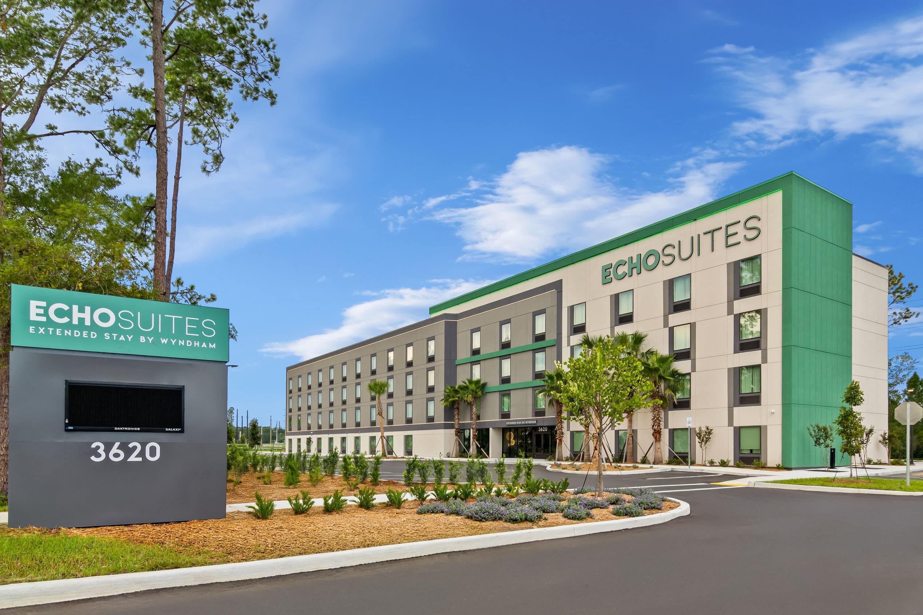 Edificio di un hotel con una insegna che riporta 'Echosuites Extended Stay by Wyndham' e il numero '3620' sulla facciata.