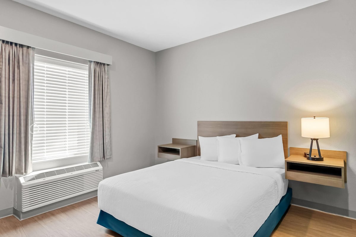 Habitación, 1 cama de matrimonio, no fumadores (Mobility/hearing, Roll-in Shower) | Escritorio, espacio para trabajar con un portátil, wifi gratis