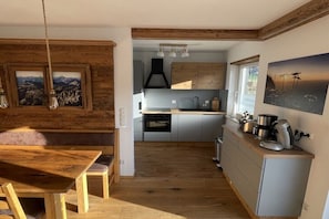 Wasserkocher mit Kaffee-/Teezubehör, Kühlschrank, Mikrowelle, Herdplatte