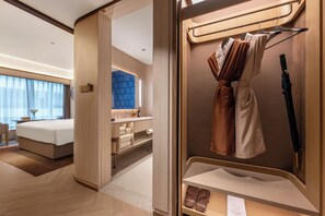Superior Double Room, 1 Katil Raja (King), Penyaman udara | Ruang kerja komputer riba, langsir/tirai gelap terus 