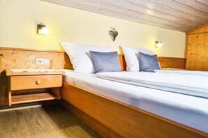 Bügeleisen/Bügelbrett, kostenloses WLAN, Bettwäsche