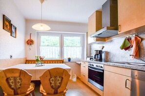 Wasserkocher mit Kaffee-/Teezubehör, Kühlschrank, Mikrowelle, Ofen