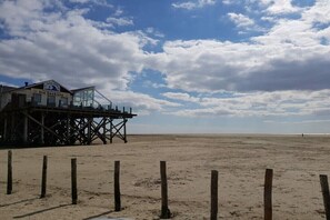 Ein Gebäude am Strand, mit einem Schild, auf dem 'Die Seekiste' steht.