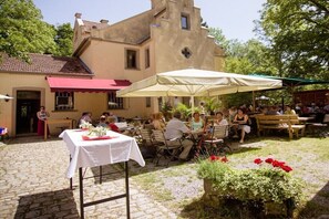 Outdoor dining - Wildberghof "Schlossgarten" (Markt Nordheim)