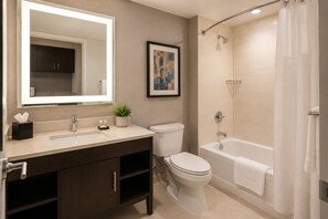Hair dryer, bidet, towels, toilet paper - Bright 1BR City Stay Close to Toronto’s Best Attractions (Toronto)