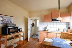 Kühlschrank, Ofen, Herdplatte, Wasserkocher mit Kaffee-/Teezubehör