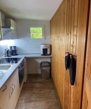 Fridge, oven, stovetop, dining tables - Holiday home with 1 bedroom (Harzgerode)