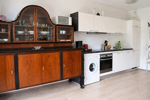 Wasserkocher mit Kaffee-/Teezubehör, Kühlschrank, Mikrowelle, Ofen
