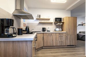 Wasserkocher mit Kaffee-/Teezubehör, Kühlschrank, Mikrowelle, Ofen