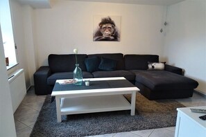 Smart-TV, Tischtennisplatte, Bücher