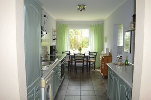 Wasserkocher mit Kaffee-/Teezubehör, Kühlschrank, Mikrowelle, Ofen