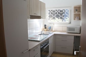 Wasserkocher mit Kaffee-/Teezubehör, Kühlschrank, Mikrowelle, Ofen