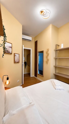 Tabla de planchar con plancha, internet y ropa de cama 