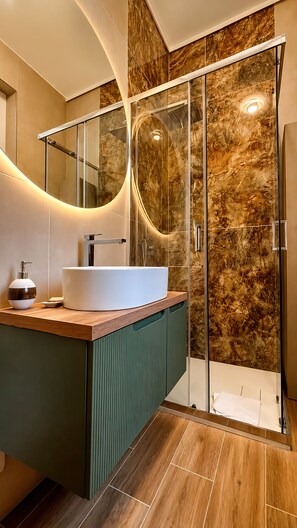Secadora de cabello, bidet, toallas, jabón 