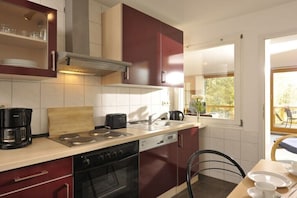Wasserkocher mit Kaffee-/Teezubehör, Kühlschrank, Mikrowelle, Ofen