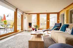 Smart-TV, Kamin, Bücher
