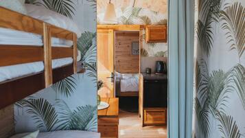 Iron/ironing board, bed sheets