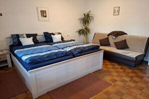 Tabla de planchar con plancha, wifi gratis y ropa de cama 