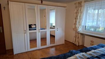 Bügeleisen/Bügelbrett, kostenloses WLAN, Bettwäsche