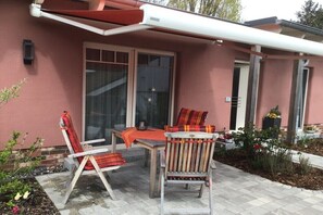 Outdoor dining - Holiday apartment with 1 bedroom (Mönchgut)